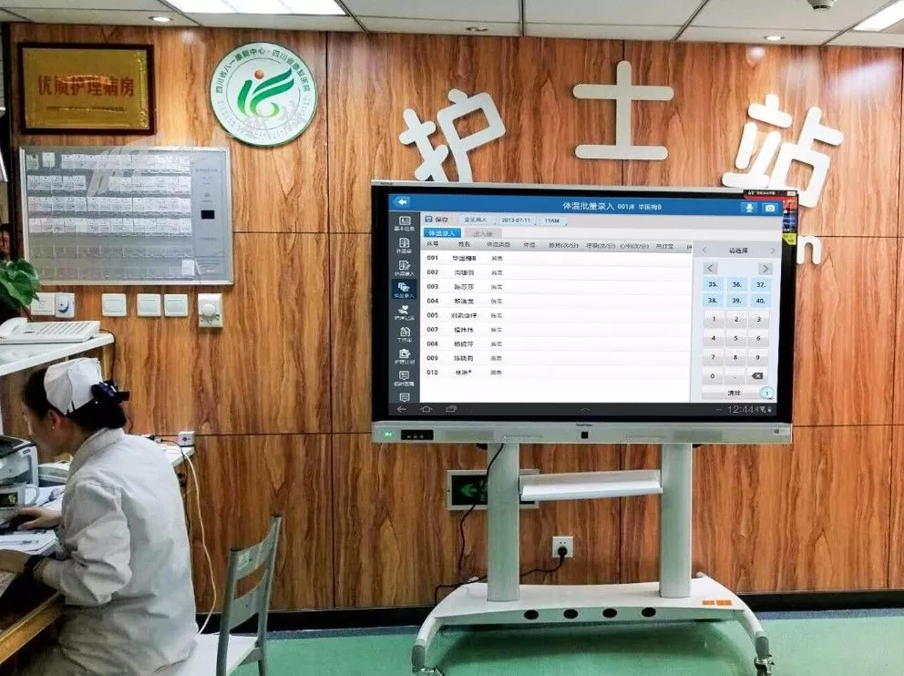 在護士站，鴻合V650會議平板運行數字化病房管理系統-科頤